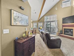 Televiisor ja/või meelelahutuskeskus majutusasutuses B6 Tarn Landing 1Br Loft, 3Ba condo