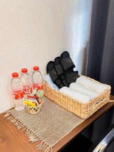 un cesto di asciugamani e bottiglie d'acqua su un tavolo di SakaLoka Wirokerten Homestay a Gondowulung