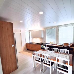ロヴァニエミにあるVilla Repoの部屋にテーブルと椅子のあるキッチン