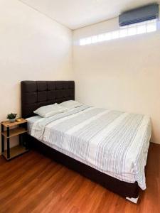 una camera da letto con un letto grande con una finestra di SakaLoka Wirokerten Homestay a Gondowulung
