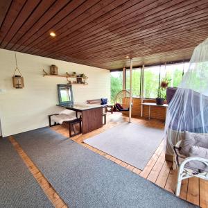 ロヴァニエミにあるVilla Repoの木製天井のリビングルーム