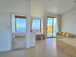 a bathroom with a tub and a bedroom with a view at ม่อนชาพาเพลิน ม่อนแจ่ม Monchapaplearn Monjam in Mon Jam