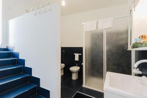 baño con escalera azul y aseo en Appartamento Marsalasuitesawfarm, en Marsala 19 fotos más