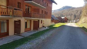 Une rue vide dans un village avec des maisons dans l'établissement Appartement 4/6 personnes, au pied des pistes, à Puy-Saint-Vincent