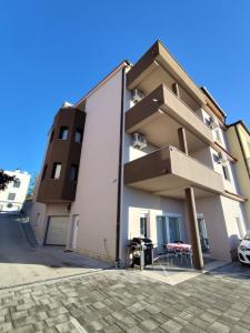 un edificio con balconi sui lati di Villa Twins Markovic a Pola (Pula)