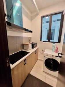 Kuchyň nebo kuchyňský kout v ubytování K-Avenue by FFix-Stay