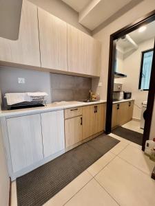 Kuchyň nebo kuchyňský kout v ubytování K-Avenue by FFix-Stay