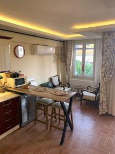 cocina con mesa con sillas y microondas en Paradise Garden on the Island, en Heybeliada