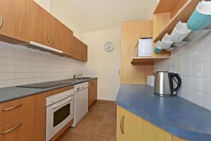 eine Küche mit Holzschränken und einer blauen Arbeitsplatte in der Unterkunft Mr Watson's Cottage near the Battery Point Jetty in Hobart + 11 Fotos