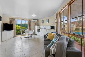 un soggiorno con divano e cucina di Bayview Motel Rosebud/Rye a Rosebud
