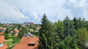 Budova, kde se apartmán nachází + 3 fotografie