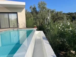 The swimming pool at or close to Villa Hermes