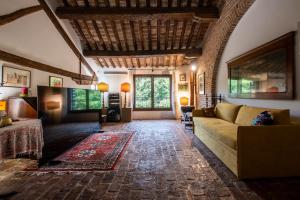 Ruang duduk di Old Well Country mansion 3200SquareFeet