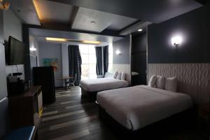 Postel nebo postele na pokoji v ubytování Days Inn & Suites by Wyndham Milwaukee