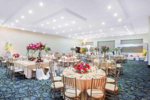Restaurace v ubytování Wyndham Guayaquil, Puerto Santa Ana