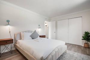 Charming 2BR 1Bath SofaBed with Mountain Sunset and Ocean Views客房内的一张或多张床位