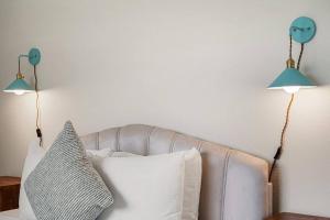 Charming 2BR 1Bath SofaBed with Mountain Sunset and Ocean Views的休息区