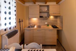 A kitchen or kitchenette at Camping Camplani