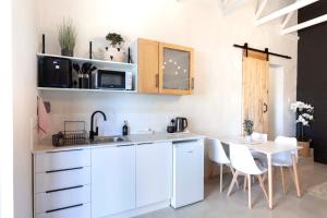 cocina con armarios blancos y mesa blanca en Hilton Cottage, en Hilton 7 fotos más