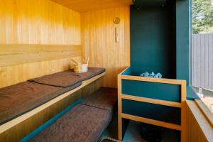a sauna with two bunk beds and a window at お子さま連れ歓迎 森のやさしいサウナ付き一棟貸し -ご家族ご夫婦限定- in Komoro