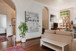 a living room with a couch and a table at Villa Dolce Vita - Luxury in Nicola