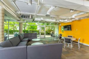 TV a/nebo společenská místnost v ubytování Barker Suites Southport