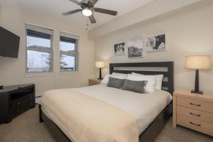 una camera da letto con un letto e un ventilatore a soffitto di 4368 Founders Pointe Cozy WP Village Condo a Winter Park