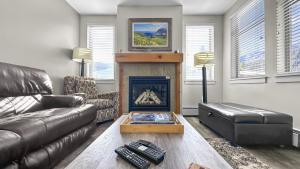 een woonkamer met een bank en een open haard bij Founders 2 Bedroom Condo in Winter Park +46 foto's
