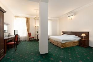 Postel nebo postele na pokoji v ubytování Royal Hotel Modlin