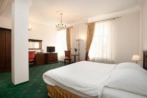 Postel nebo postele na pokoji v ubytování Royal Hotel Modlin