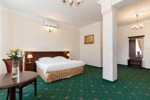 Postel nebo postele na pokoji v ubytování Royal Hotel Modlin