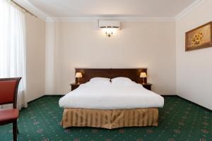 Postel nebo postele na pokoji v ubytování Royal Hotel Modlin