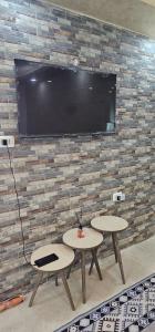 Una televisión o centro de entretenimiento en ستوديو مستقل داخل فيلا