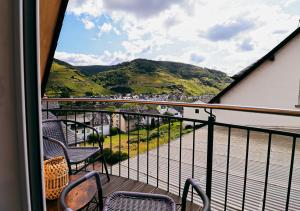 a balcony with chairs and a view of a mountain at Sweet Six, Sauna, Balkon, Netflix, Boxspringbetten, hochwertiges Bad in Zell an der Mosel