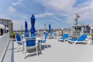 una terraza con sillas y sombrillas azules y blancas en 7203 Atlantic Ave, Unit 205, en Wildwood Crest