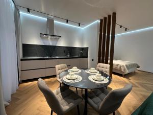 a dining room with a table and chairs and a bed at Bauhaus in Oral