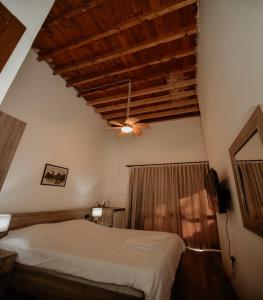 Ένα ή περισσότερα κρεβάτια σε δωμάτιο στο Old Stone Boutique Hotel +70 φωτογραφίες