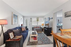 Una sala de estar con un sofá azul y una mesa. en 7203 Atlantic Ave, Unit 205, en Wildwood Crest