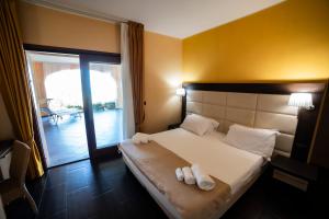 Postel nebo postele na pokoji v ubytování UNICO Cannamele Escape Tropea by Life Resorts + 37 fotografií