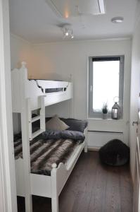 une chambre avec un lit superposé et une fenêtre dans l'établissement Leilighet sentralt på Sjusjøen, 11 sengeplasser, à Ringsaker