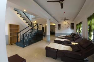 ein Wohnzimmer mit Sofas und einer Treppe in der Unterkunft Bluewing Hotel Angeles powered by Cocotel in Angeles