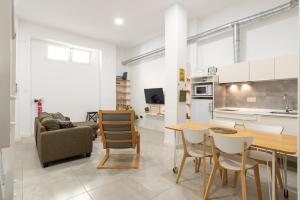Kuchyňa alebo kuchynka v ubytovaní LU&CIA LOFT City Center