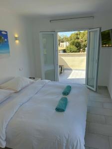 A bed or beds in a room at Bonaire Beach House Még 19 kép