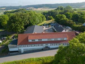 克内贝尔Hos Molsgaarden的享有红色屋顶建筑的空中景致