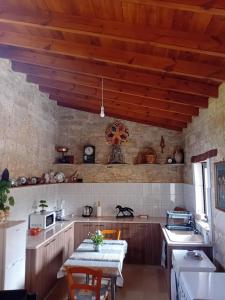 Kuchyň nebo kuchyňský kout v ubytování TRADITIONAL HOUSE ARSOS