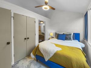 1674 Captain Molly's Hideout! Walk to Slopes! Hottub Pool! condo客房内的一张或多张床位
