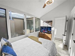 1674 Captain Molly's Hideout! Walk to Slopes! Hottub Pool! condo客房内的一张或多张床位