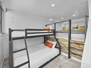 1674 Captain Molly's Hideout! Walk to Slopes! Hottub Pool! condo客房内的一张或多张床位