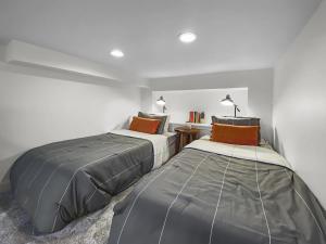 1674 Captain Molly's Hideout! Walk to Slopes! Hottub Pool! condo客房内的一张或多张床位