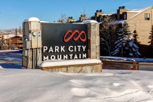 冬天的1674 Captain Molly's Hideout! Walk to Slopes! Hottub Pool! condo